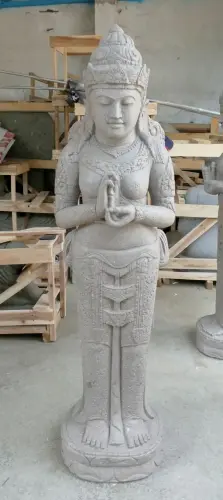 Artikelbild des Artikels “Stehender Dewi Sri, Position Grüße das Rad drehend , 171 cm hoch Flussstein grau “